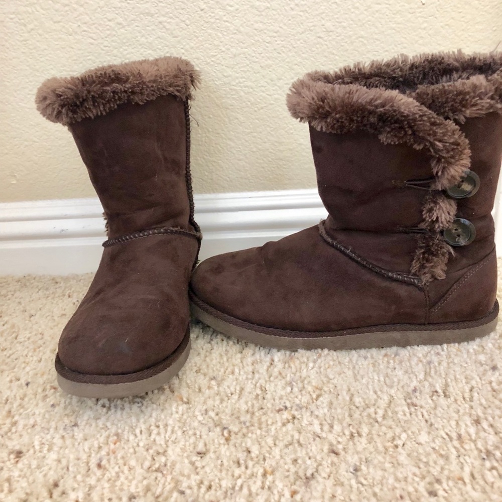 Girl’s brown boots
